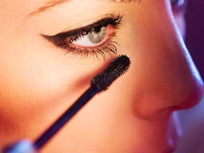 Intensive schwarze Mascara